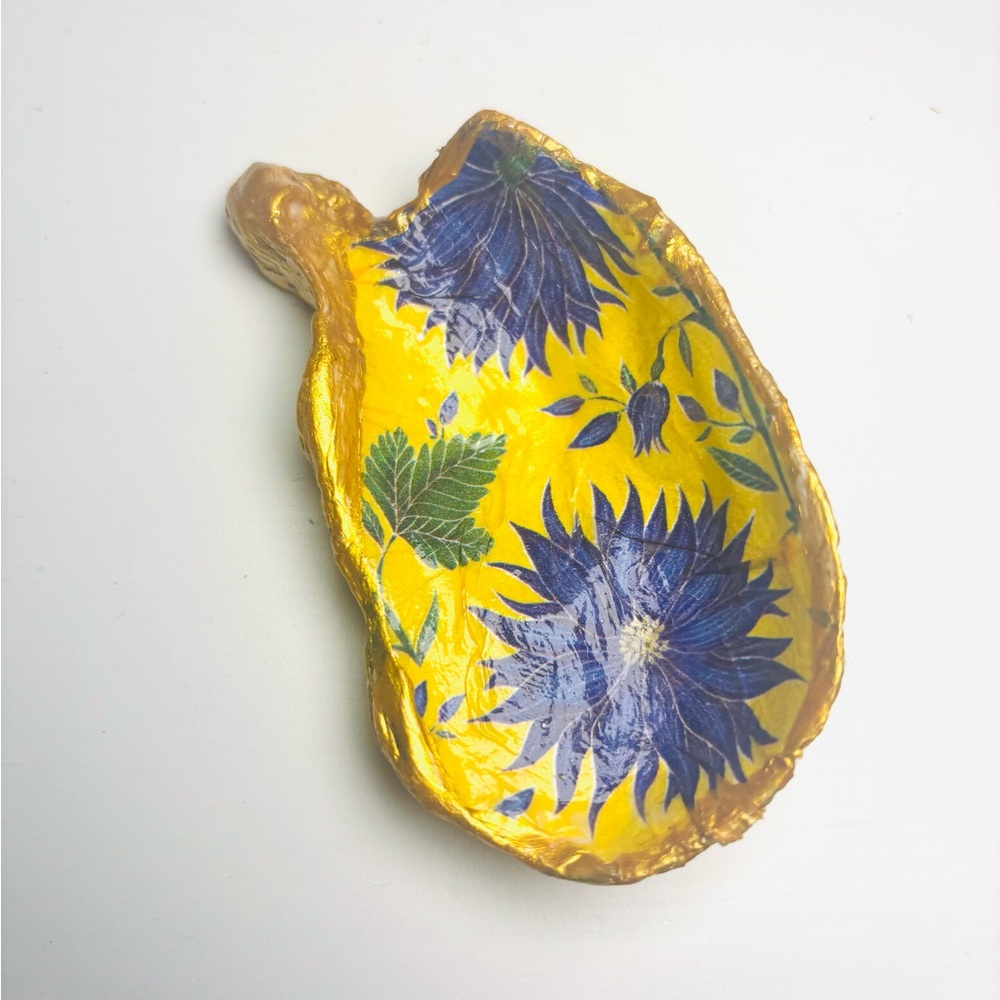 Handcrafted Oyster Shell Ring Dish Mini W/Victorian Blue Floral Decoupage - Picture 5 of 7